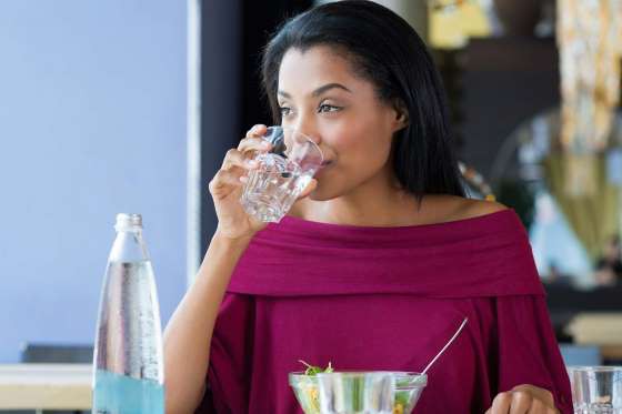 9 dấu hiệu cho thấy bạn uống nước quá nhiều